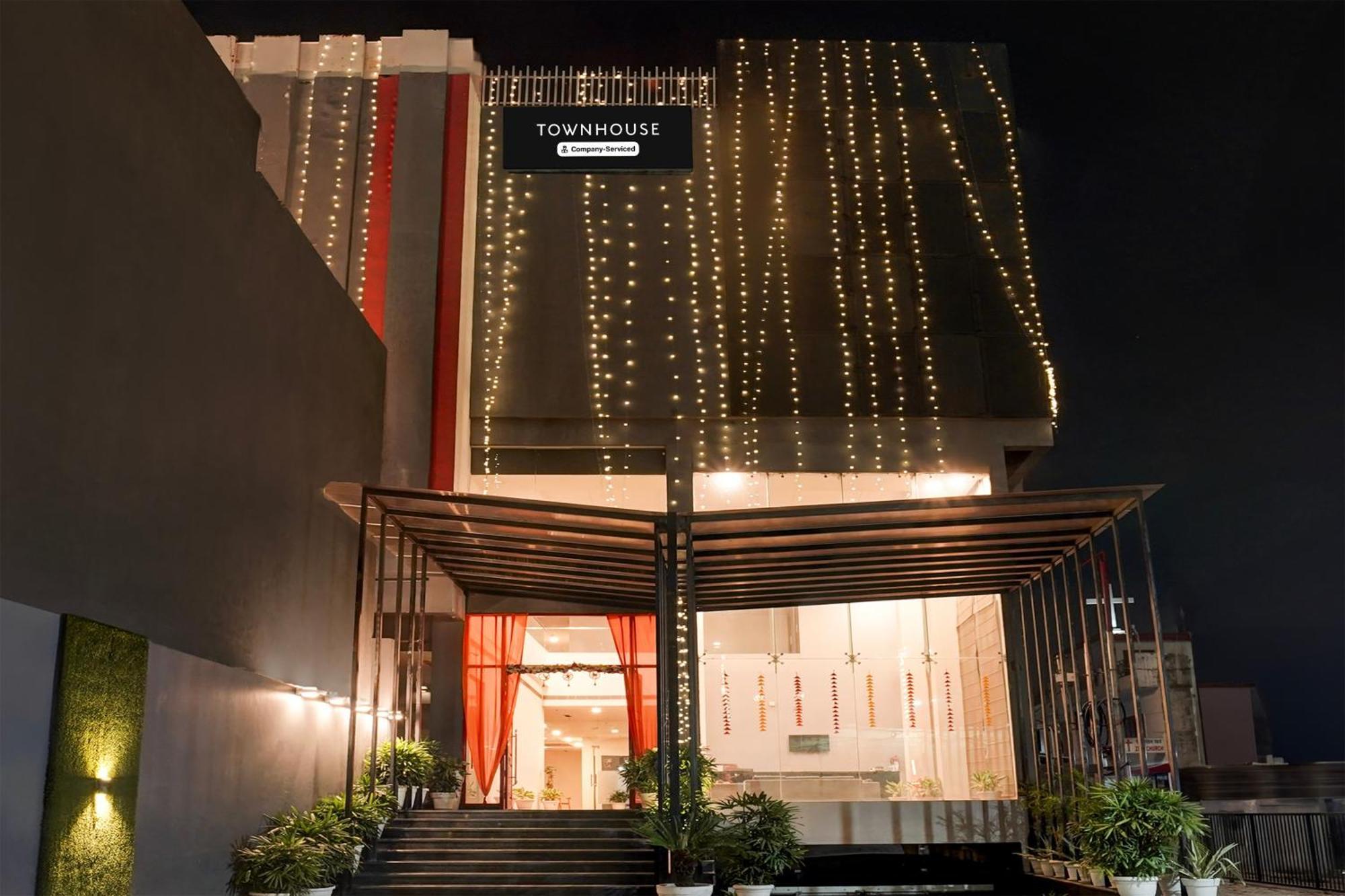 Super Townhouse Gomti Nagar Matiyari Hotel Chinhat Exterior photo